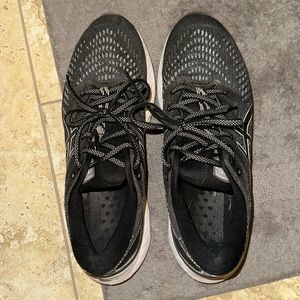 Women’s athletic shoe